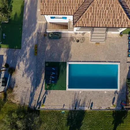 Tara Zadarvillas *