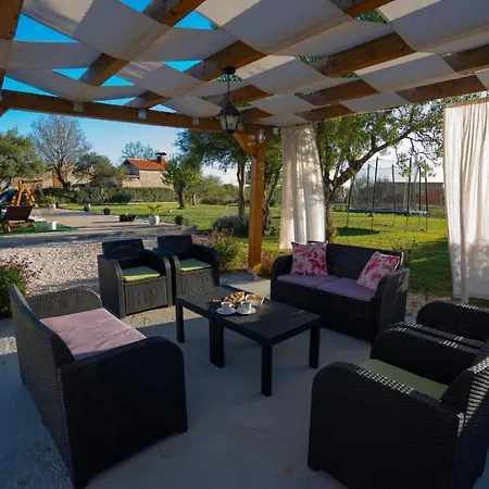 Tara Zadarvillas *