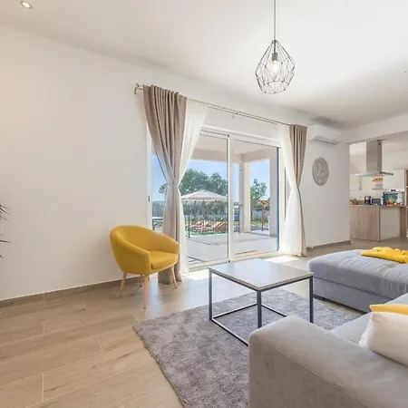 Tara Zadarvillas Tinj