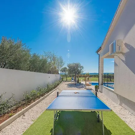 Tara Zadarvillas