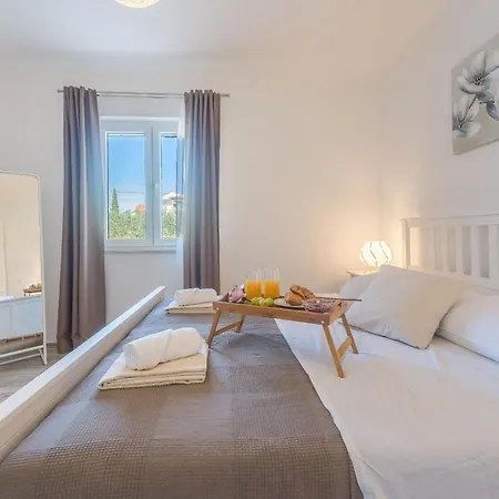 Tara Zadarvillas *