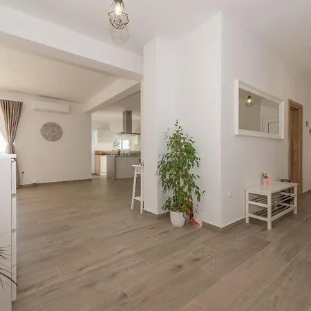 Tara Zadarvillas