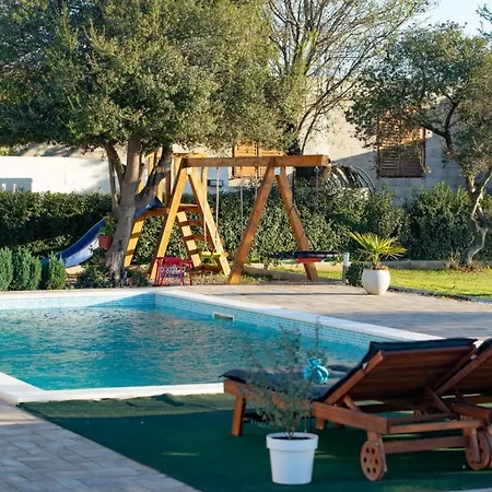 Tara Zadarvillas