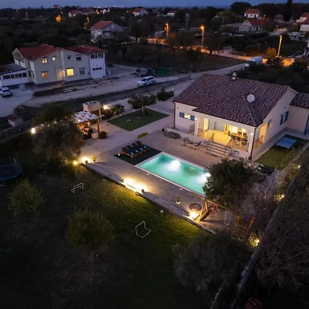 Tara Zadarvillas