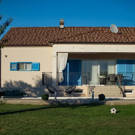 Tara Zadarvillas *
