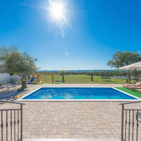Tara Zadarvillas *