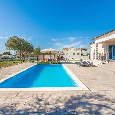 Tara Zadarvillas Tinj